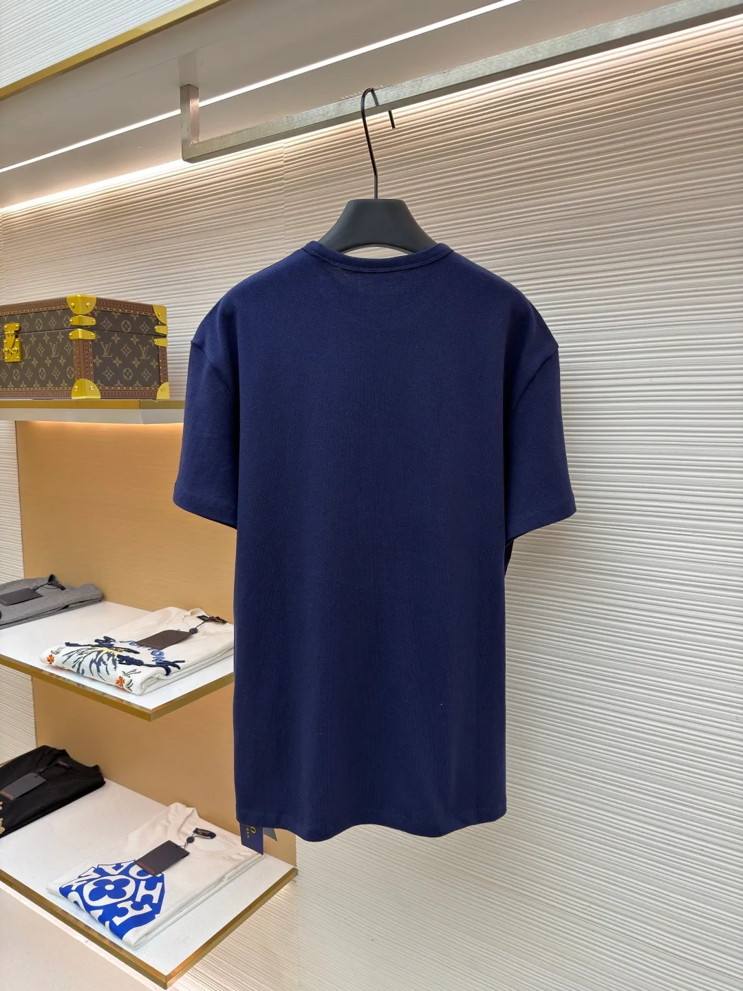 Ralph Lauren logo embroidered short sleeves ●Original version: Purchased and developed for 990 ●Item number: 1682483-X80 ●Material: linen soft plain fabric ●Technology: embroidery production ●Color: navy ●Version: Fitted version ●Weight: about 295 grams ●Size: S-M-L-XL ●Description: Customized cotton and linen soft plain fabric, delicate touch, comfortable and skin-friendly, with deep black as the main color Exquisite red pony logo is embellished throughout. It is highly recognizable. It brings an atmosphere of freedom and vitality. A symphony of pure and smart colors. It outlines a high-end outline with extreme simplicity and becomes the smart focus of the vision. It shows taste in silence and adopts imported machine embroidery technology. It uses advanced computer control system and precise mechanical components to realize the iconic pony embroidery operation. High precision. The lines are smooth and delicate. The fabrics have been washed. It has a better hand feel and texture. It is not easy to deform and not shrink. Not easy to fade and maintain long-lasting beauty. The overall wiring is straight and delicate, the fabric is comfortable and soft, and the color is consistent without color difference. It can be matched with the same style to create a fashionable look and control various occasions. Customized accessories, complete with three standards, same style for men and women!